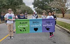 学生 marching in MLK parade